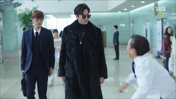 Tae Oh and Joon Jae dressed up to con and punish the hospital vice president