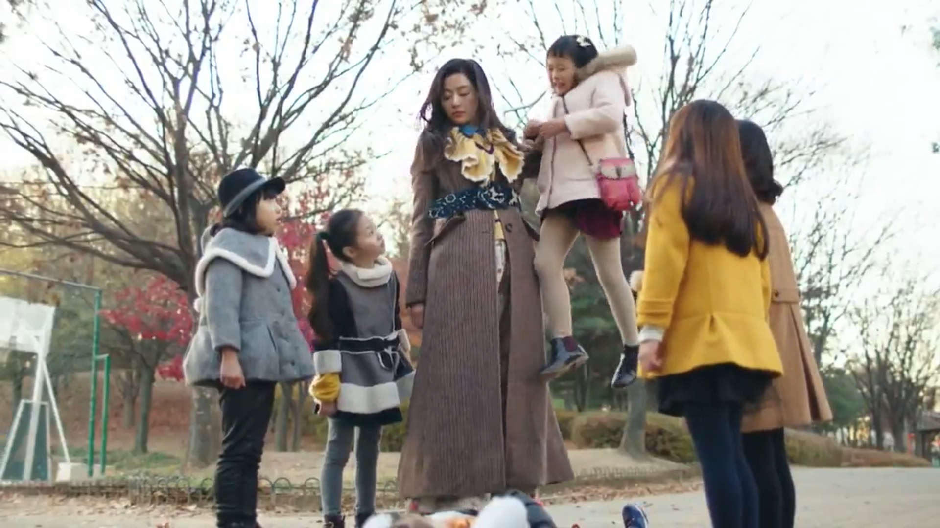 Sim Cheong lifting up the child that was bothering Yoon Ah