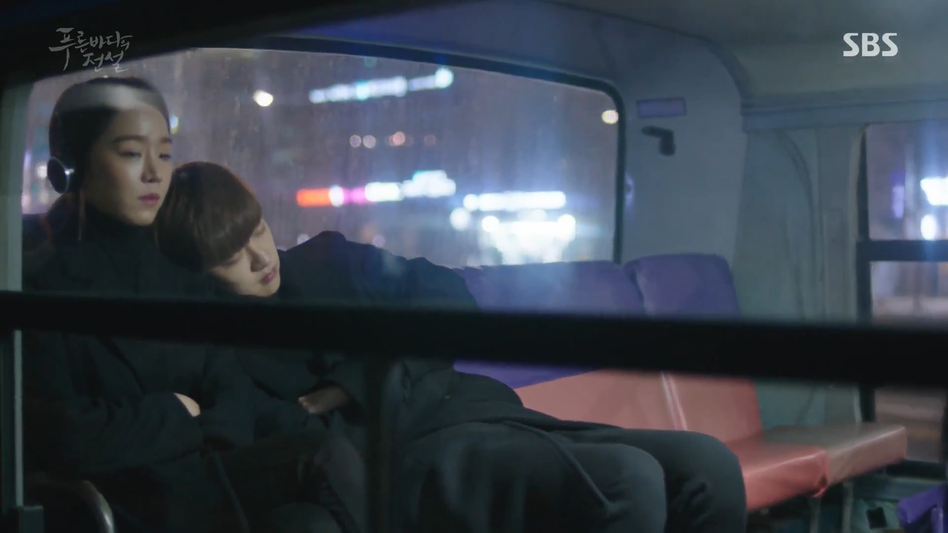 Tae Oh sleeping on Si Ah's shoulder on the bus