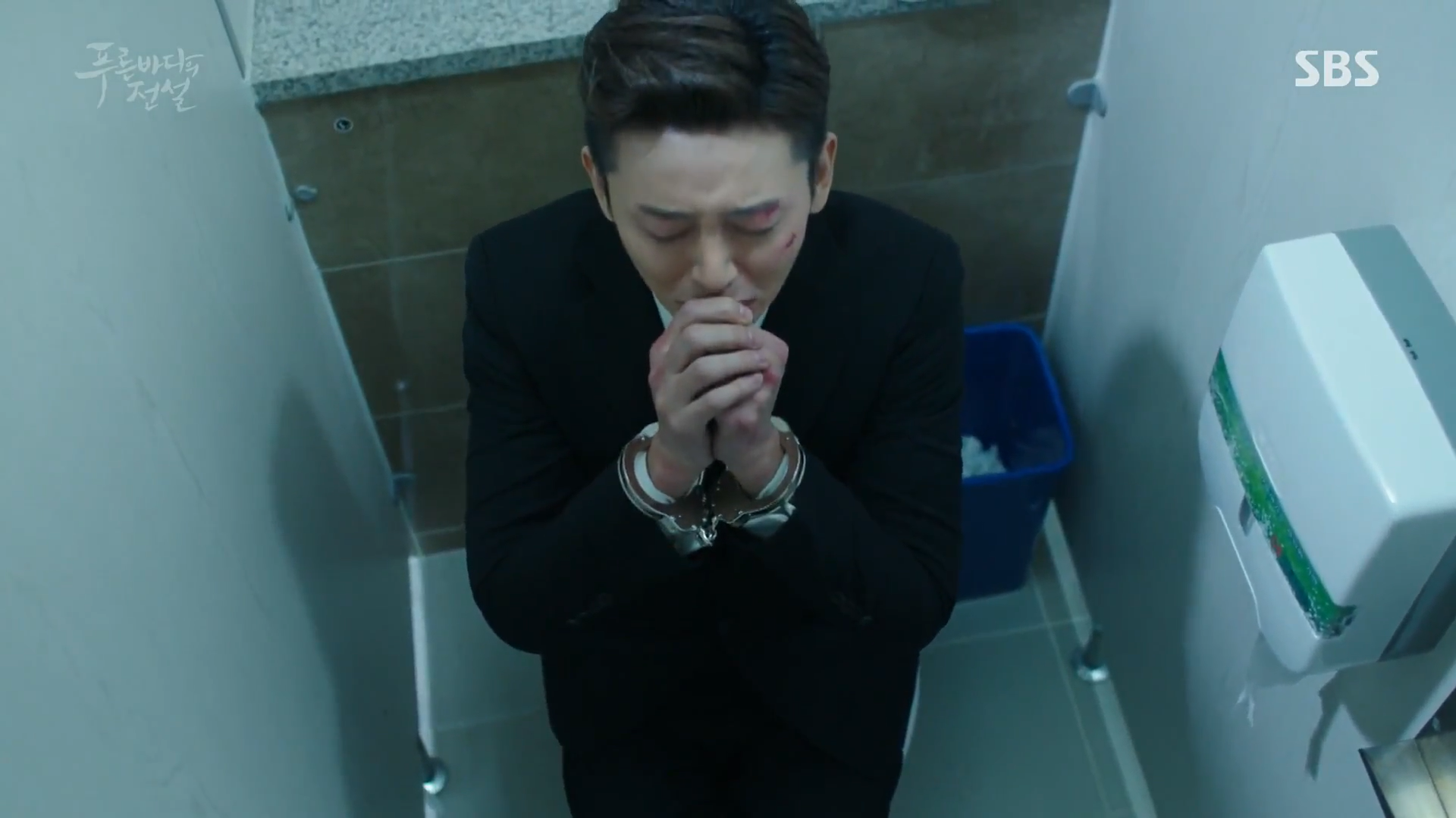 Chi Hyun taking the poison, committing suicide