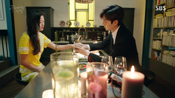 Heo Joon Jae giving Dam Ryung's jade bracelet to Sim Cheong